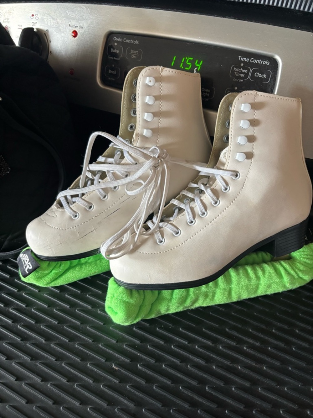 Casual ice skates